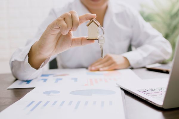 Comment les tendances du marché immobilier influencent-elles vos investissements ?