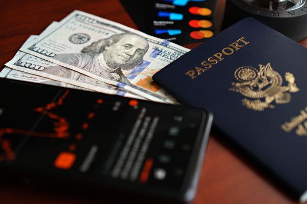 Économisez sur les frais de change pendant vos voyages à l"étranger : astuces essentielles à découvrir !
